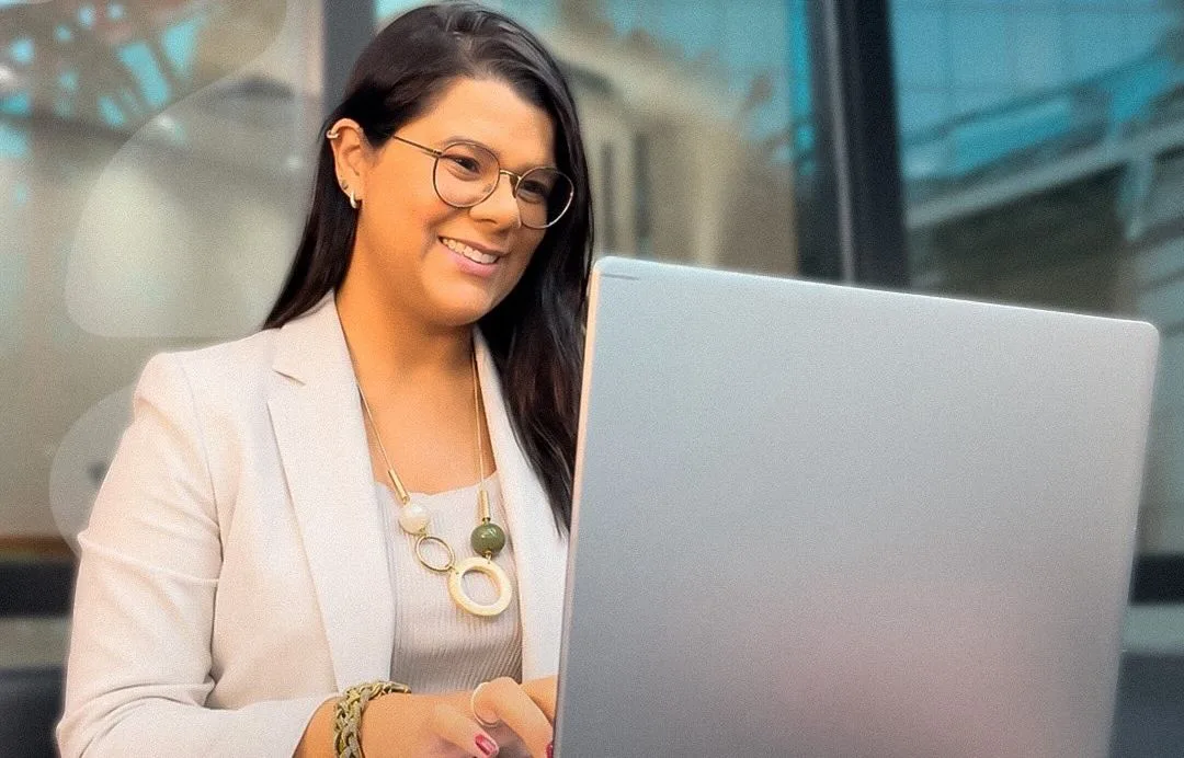 Carol Xavier ministrando aula online